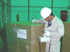 現場での貨物表面汚染密度測定（大口径GMサーベイメータ）